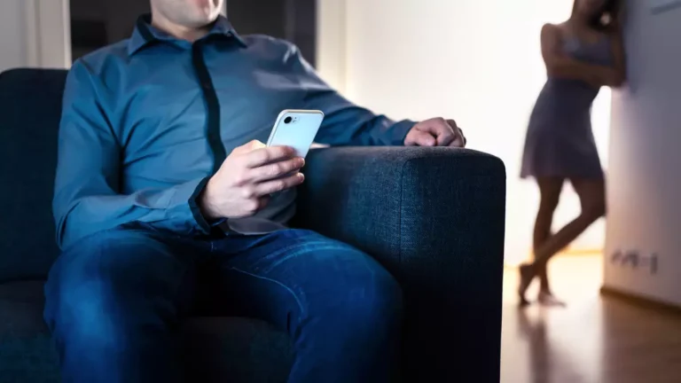relationship-expert-reveals-relationship-expert-reveals-eight-red-flag-behaviors-that-could-suggest-your-partner-is-cheating.webp