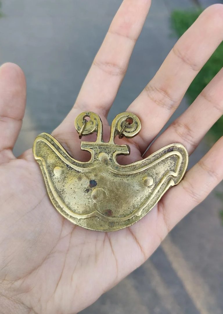 bronze-metal-gold-tone-pendant-or-nose-ring-46-grams-8-cm-v0-7ywkj9r1ffzg1